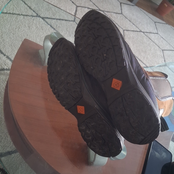 UGG Men's Two-Tone Leather Boots - Picture 5 of 5